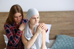שתי נשים אחת חולת סרטן